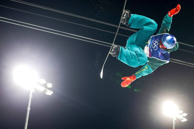 13일 밤(현지시간) 이탈리아 리비뇨 스노파크에서 2026 밀라노 코르티나 동계올림픽 스노보드 남자 하프파이프에 출전한 스코티 제임스가 2차시기 경기를 펼치고 있다. 스코티 제임스는 이날 은메달을 획득했다. 리비뇨=장련성 기자