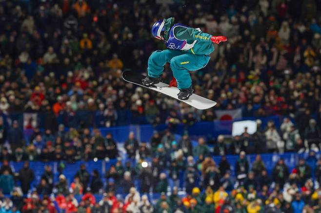 13일 밤(현지시간) 이탈리아 리비뇨 스노파크에서 2026 밀라노 코르티나 동계올림픽 스노보드 남자 하프파이프에 출전한 스코티 제임스가 3차 시기 경기를 펼치고 있다. 이날 스코티 제임스가 은메달을 획득했다. 리비뇨=장련성 기자