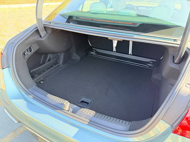 메르세데스-벤츠 ‘E 300 4MATIC AMG'의 트렁크. 최대 540L까지 적재 가능하다./이윤정 기자
