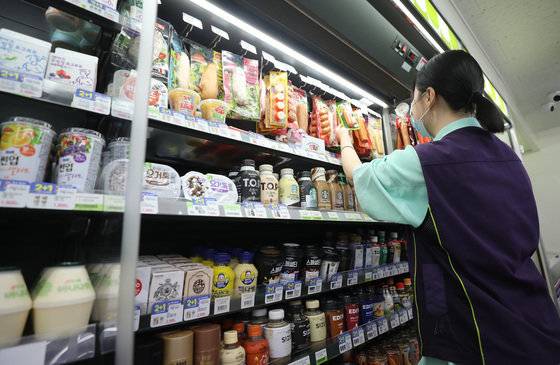 서울 시내의 한 편의점에서 아르바이트생이 물건을 정리하고 있다. 뉴스1