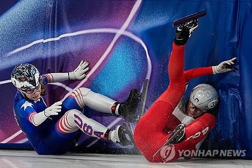 또 넘어지는 미국 쇼트트랙 대표팀 커린 스토더드(왼쪽). [AP=연합뉴스]