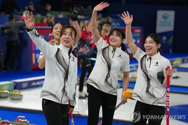 컬링 대표팀이 승리 후 손을 흔들고 있다.연합뉴스