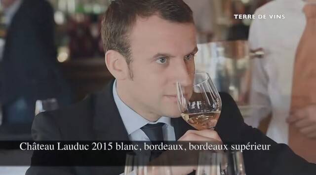 2017년 2월 에마뉘엘 마크롱 프랑스 대통령이 세미용·소비뇽블랑 품종으로 빚은 보르도 화이트와인을 블라인드 테이스팅 하는 모습. 유튜브 채널 Vincent POUSSON 갈무리