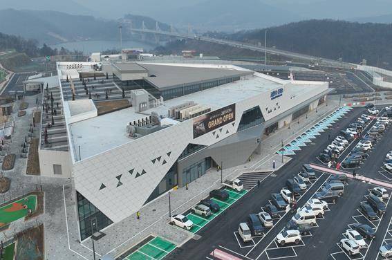 7일 공식 개장한 세종포천선 고삼호수휴게소 전경. 넓고 쾌적한 시설로 좋은 반응을 얻고 있다. 한국도로공사 서울경기본부 제공