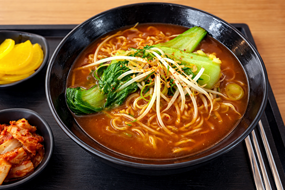 경부선 죽전휴게소 내 식당에서 인기를 끌고 있는 '용인청경채 라면'. 용인시 제공