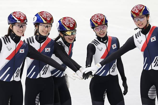 <yonhap photo-4845="">2026 밀라노-코르티나담페초 동계올림픽 개막을 이틀 앞둔 4일(현지시간) 밀라노 아이스스케이팅 아레나에서 훈련을 마친 한국 쇼트트랙 여자 선수들이 기념사진을 찍고 있다. 오른쪽부터 심석희, 이소연, 김길리, 최민정, 노도희. [사진=연합뉴스]</yonhap>