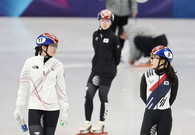 <yonhap photo-4998="">2026 밀라노-코르티나 동계올림픽 개막을 이틀 앞둔 4일(현지시간) 밀라노 아이스스케이팅 아레나에서 한국 쇼트트랙 최민정(5번)과 심석희가 대화하고 있다. [사진=연합뉴스]</yonhap>