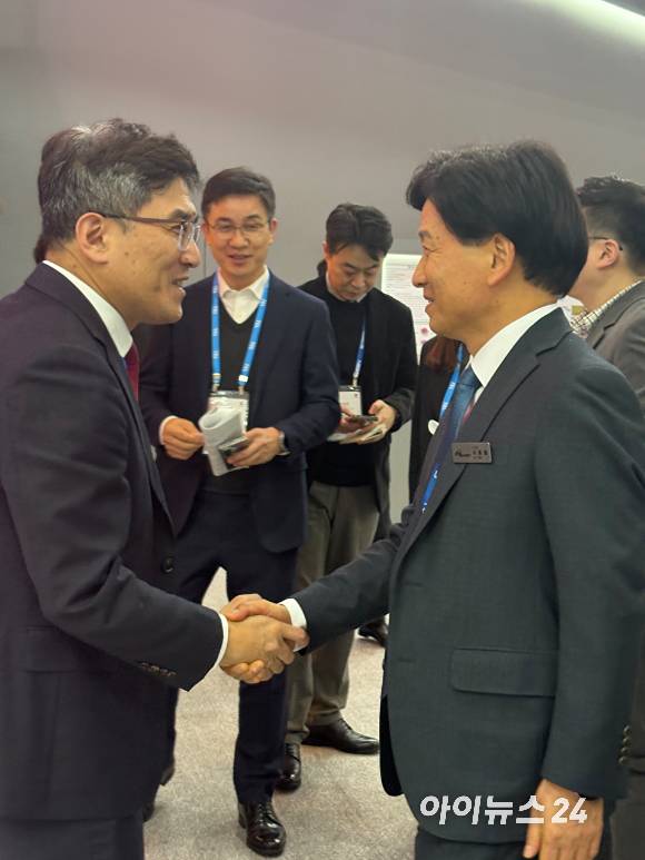 송재혁 삼성전자 CTO(왼쪽)가 11일 서울 코엑스에서 열린 세미콘 코리아 2026에서 소부장 기업 대표와 인사를 나누고 있다. [사진=권서아 기자]