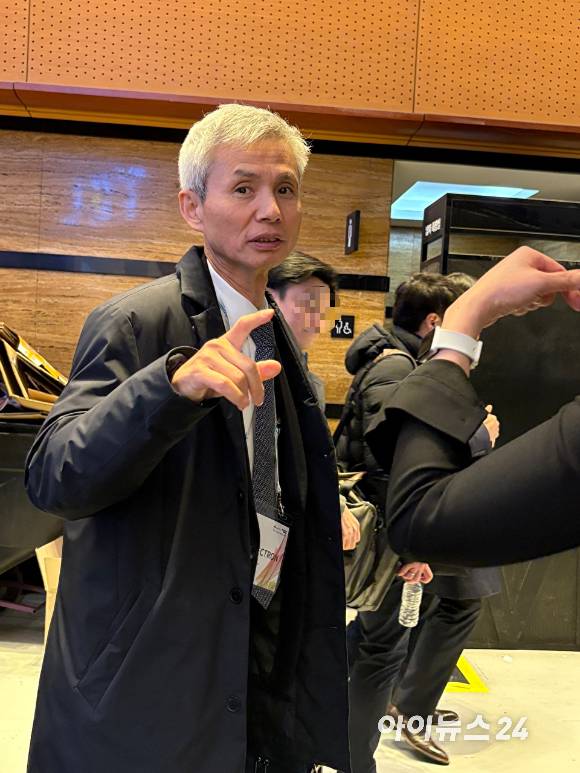 노태우 도쿄일렉트론코리아 대표이사가 '세미콘코리아 2026' TEL 부스 방향을 가리키며 설명하고 있다. [사진=권서아 기자]