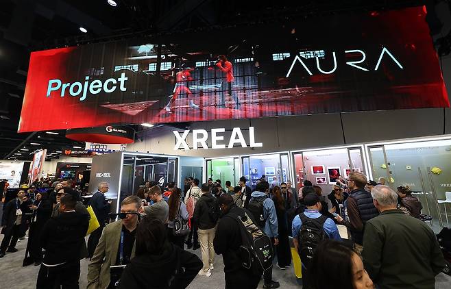 미국 네바다주 라스베이거스 컨벤션센터(LVCC)에서 열린 'CES 2026'에서 가상현실(VR) 기업 엑스리얼 부스에 관람객들이 몰려있다. 연합뉴스