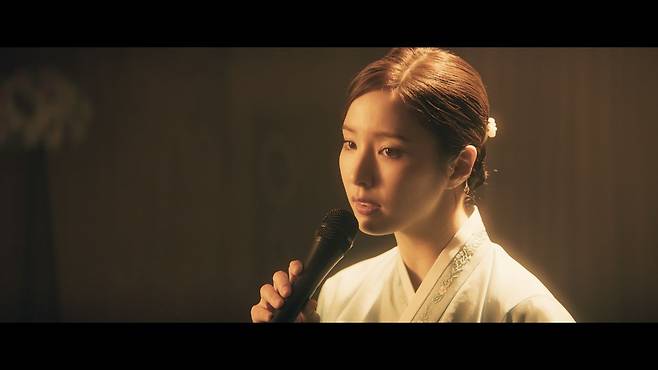 영화 '휴민트'에서 북한 식당 종업원을 연기하는 신세경이 패티김의 노래 '이별'을 부르고 있다. 사진 외유내강