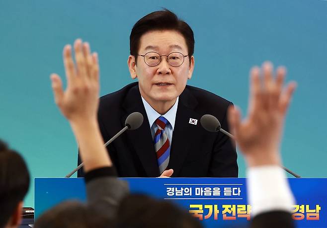 이재명 대통령이 지난 6일 오후 경남 창원컨벤션센터에서 열린 ‘경남의 마음을 듣다’ 타운홀미팅에서 질문을 받고 있다. 사진 청와대사진기자단