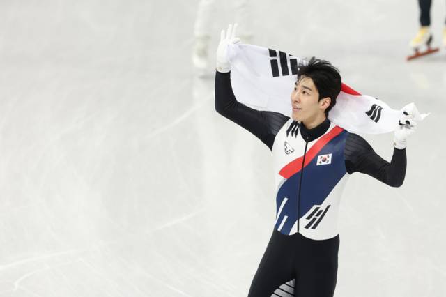 ▲ 14일(현지시간) 이탈리아 밀라노 아이스스케이팅 아레나에서 열린 2026 밀라노-코르티나담페초 동계올림픽 쇼트트랙 남자 1500m 결승에서 은메달을 따낸 황대헌이 태극기를 두르고 세리머니를 하고 있다. 연합뉴스