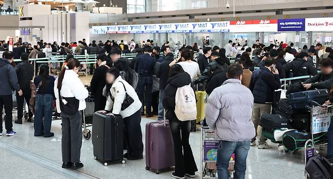 13일 인천국제공항 제1여객터미널 출국장에서 이용객들이 탑승수속을 위해 줄을 서고 있다. 사진=연합뉴스