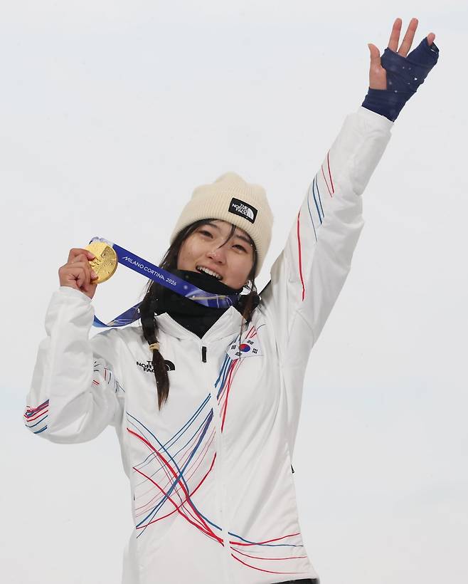 2월 12일(현지시간) 이탈리아 리비뇨 스노파크에서 열린 2026 밀라노·코르티나담페초 동계 올림픽 스키 스노보드 여자 하프파이프 결선에서 90.25점을 획득해 금메달을 획득한 한국 최가온이 금메달을 목에 건 뒤 기뻐하고 있다. 사진=연합뉴스
