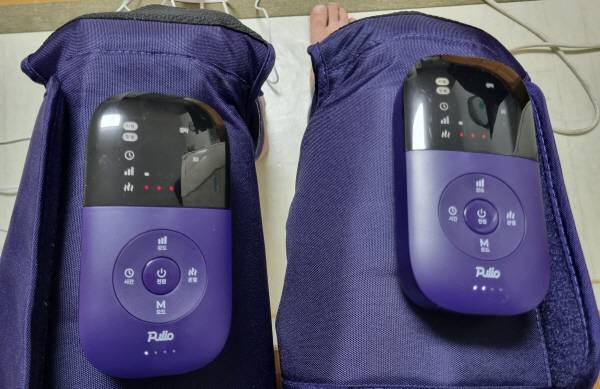 풀리오 풀리지 허벅지 마사지기를 사용 중이다. 강도 1단계, 온열 3단계, 경락 모드다. 정옥재 기자