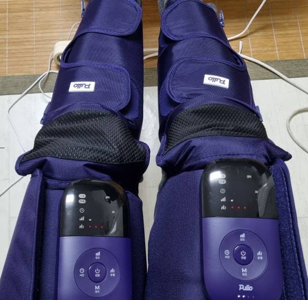 풀리오 풀리지 허벅지 마사지기를 착용하고 다리를 뻗어보았다. 허벅지 마사지기는 허벅지와 종아리 전체를 마사지한다. 정옥재 기자