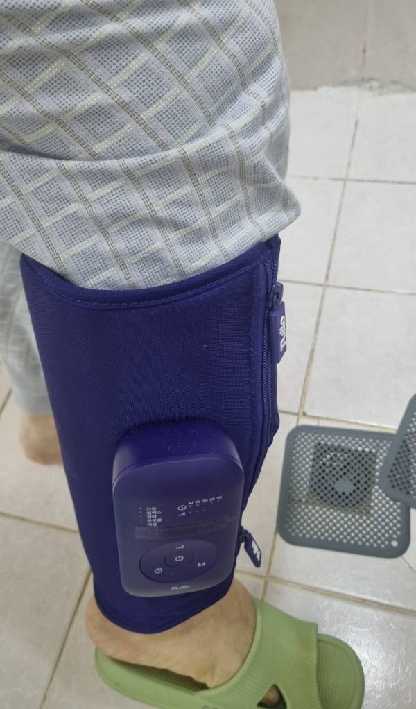 풀리오 종아리 마사지기를 착용하고 세면실에 서 있었다. 마사지기 아래에는 내의다. 정옥재 기자