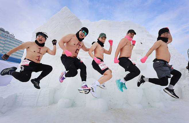 Participants at the Pyeonchang Daegwallyeong Naked Marathon pose for a photo on Saturday before they start the race. (Newsis)