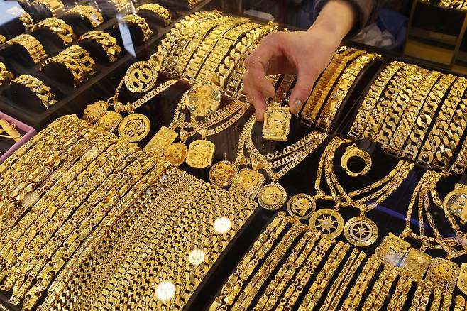 Gold products are displayed at a jewelry shop in Jongno District, central Seoul, on Feb. 4, as gold and silver prices rebound after a sharp drop. [NEWS1]