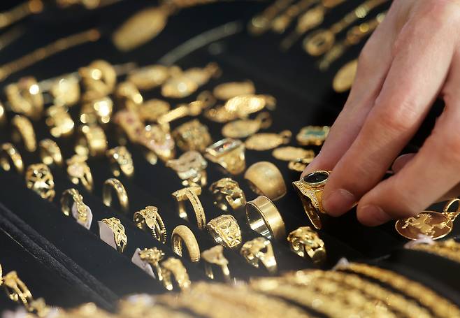 A staff member organizes gold products at a wholesale jewelry shop in Jongno District, central Seoul, on Feb. 16, 2025. [NEWS1]