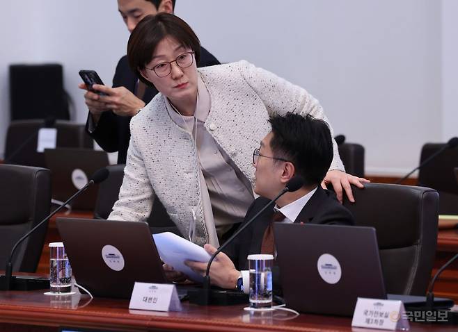 청와대 본관에서 지난달 22일 열린 제20차 수석보좌관회의가 시작되기 전 김현지 제1부속실장(왼쪽)과 김남준 대변인이 이야기하고 있다. 김지훈 기자