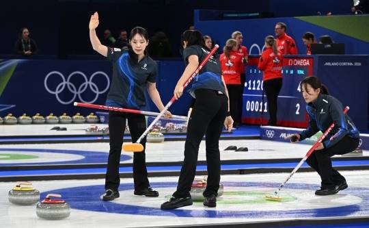 덴마크와 경기를 펼치는 여자 컬링 대표팀. 사진[로이터=연합뉴스]