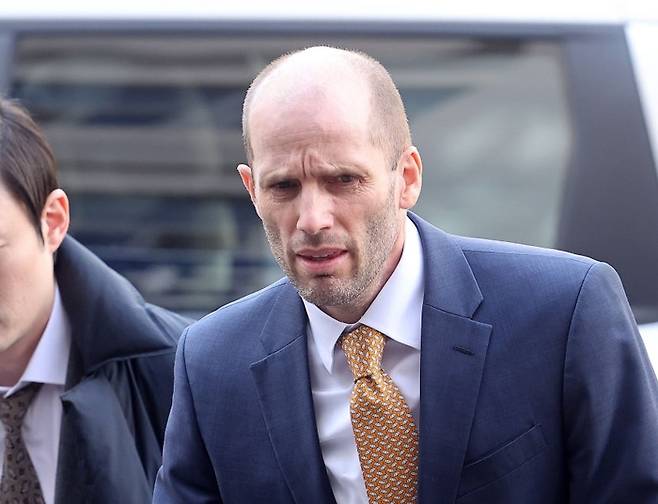 해롤드 로저스 쿠팡 한국 임시대표가 지난 2월 6일 국회 ‘쿠팡 사태 연석 청문회’에서 허위 증언을 한 혐의(국회증언감정법상 위증) 관련 조사를 받기 위해 서울 마포구 서울경찰청 반부패수사대에 출석하고 있는 모습. (연합뉴스)