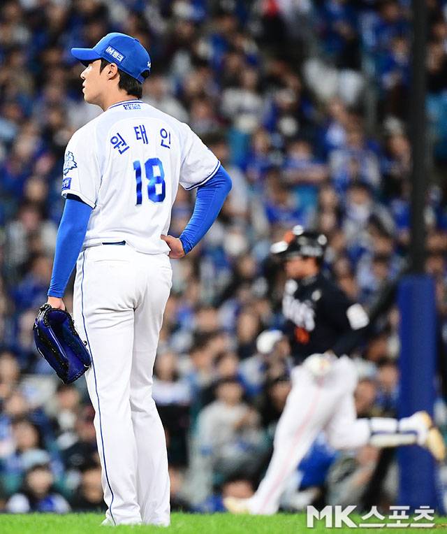 2025년 10월 22일 오후 대구삼성라이온즈파크에서 ‘2025 신한 SOL Bank KBO 포스트시즌’ 한화 이글스와 삼성 라이온즈의 플레이오프(5전 3선승제) 4차전이 열렸다. 5회초 2사 2, 3루에서 삼성 선발 원태인이 한화 문현빈에게 스리런홈런을 맞고 아쉬워 하고 있다. 사진=김영구 기자