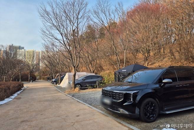 지난 6일 오후 찾은 중랑가족캠핑장 모습. 3팀 이상이 이미 텐트를 설치한 상태였으며 총 12팀이 예정돼 있다. 기상청에 따르면 이날 서울의 체감온도는 영하 8도 수준이었다. /사진=박진호 기자.