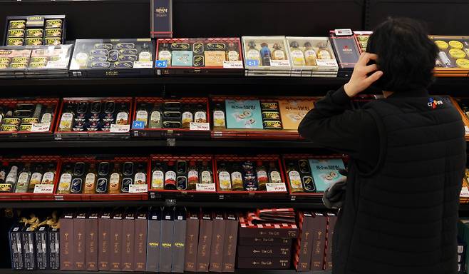 명절 선물을 미처 준비하지 못한 이들을 위해 유통업계가 막바지 판매 및 배송 총력전에 나선다. 사진은 설 명절을 닷새 앞두고 서울시내 한 마트에 설날 선물세트가 진열돼 있다. /사진=뉴스1