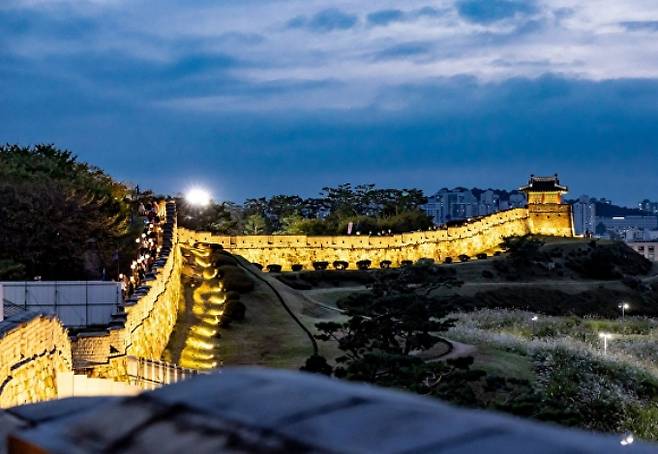 설 명절 가족들과 함께 산책하기 좋은 수원화성 성곽 풍경. /사진제공=수원특례시