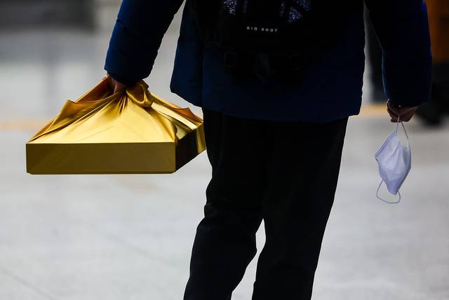 설 명절 연휴를 앞둔 13일 서울 용산구 서울역에서 귀성객이 선물을 들고 열차로 향하고 있다. 뉴시스