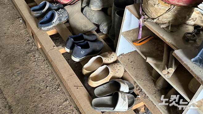 경기도 여주 오학동에서 이주노동자들이 모인 농장 바로 옆 불법 숙소에 신발이 놓여있다. 김수진 기자