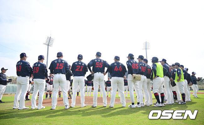 [OSEN=타이난(대만) , 이석우 기자] 프로야구 롯데 자이언츠가 2일(한국시간) 대만 타이난 아시아-태평양 국제야구센터에 스프링캠프를 차리고 구슬땀을 흘렸다.김태형 감독 등&nbsp;코치진과 투수&nbsp;20명,&nbsp;포수&nbsp;5명,&nbsp;내야수&nbsp;9명,&nbsp;외야수&nbsp;7명 등 총&nbsp;41명의 선수단이 1월 20일까지 1차 캠프에서 체력 강화와 기술 훈련을 치른 뒤 21일부터 3월 5일까지 일본 미야자키로 옮겨 2차 캠프에서 구춘리그에 참가해 실전 감각을 점검한다.롯데 투수들이 수비 훈련에 앞서 모임을 갖고 있다. 2026.02.02 / foto0307@osen.co.kr