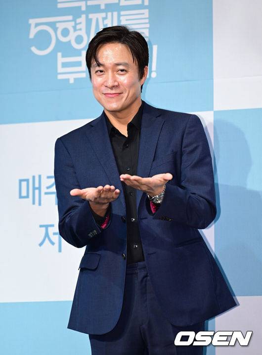 [OSEN=김성락 기자] 22일 오후 서울 구로구 라마다 신도림 호텔에서 KBS2 새 수목드라마 '독수리 5형제를 부탁해!' 제작발표회가 열렸다. 이날 행사에는 최상열 감독, 배우 엄지원, 안재욱, 최대철, 김동완, 윤박, 이석기, 박효주, 유인영이 참석했다. 배우 최대철이 포즈를 취하고 있다. 2025.01.22 / ksl0919@osen.co.kr