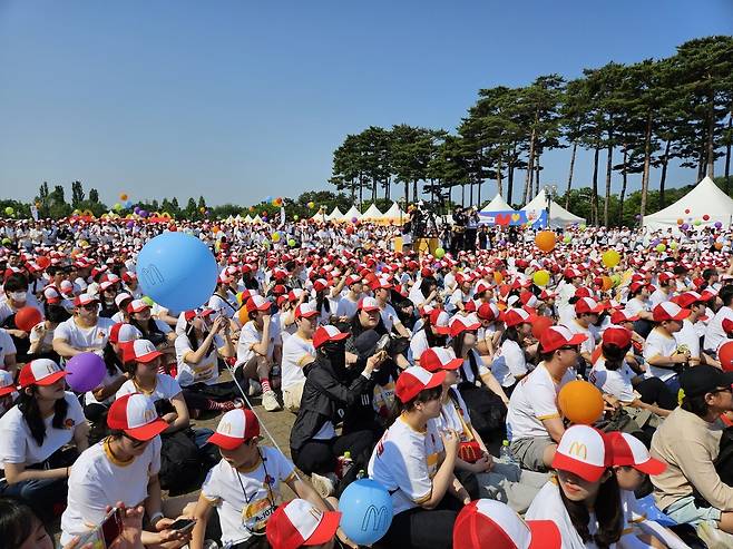 지난해 5월25일 오전 마포구 월드컵공원 평화광장에서 열린 ‘2025 맥도날드 해피워크’에 참가자들이 모여있다. 이날 약 2억1625만원의 기부금이 ‘RMHC Korea’에 전해졌다. 김수연 기자