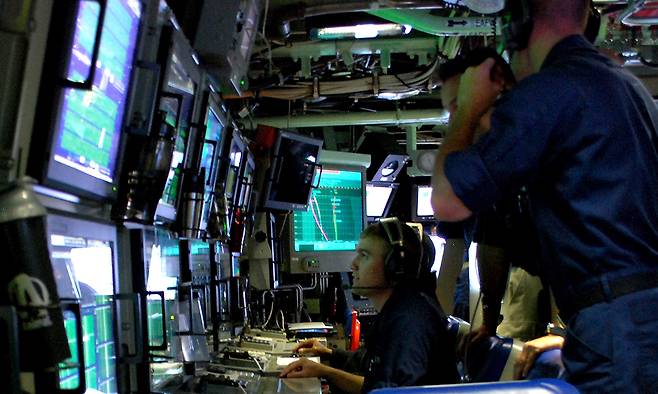 미 해군 승조원이 버지니아급 핵추진잠수함에 탑승해 모니터를 확인하고 있다. 세계일보 자료사진