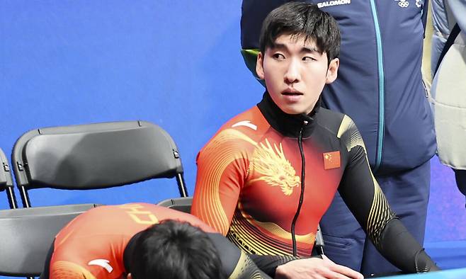 한국 출신 중국 귀화 선수 쇼트트랙 린샤오쥔(한국명 임효준)이 14일 이탈리아 밀라노 아이스 스케이팅 아레나에서 열린 2026 밀라노·코르티나담페초 동계올림픽 쇼트트랙 스피드스케이팅 남자 1500m 준준결승에서 탈락하자 아쉬워하고 있다. 밀라노=뉴시스