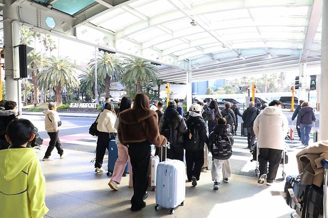 설 연휴가 시작된 13일 오전 제주를 찾은 귀성객과 관광객이 제주국제공항에서 이동하고 있다. 연합뉴스