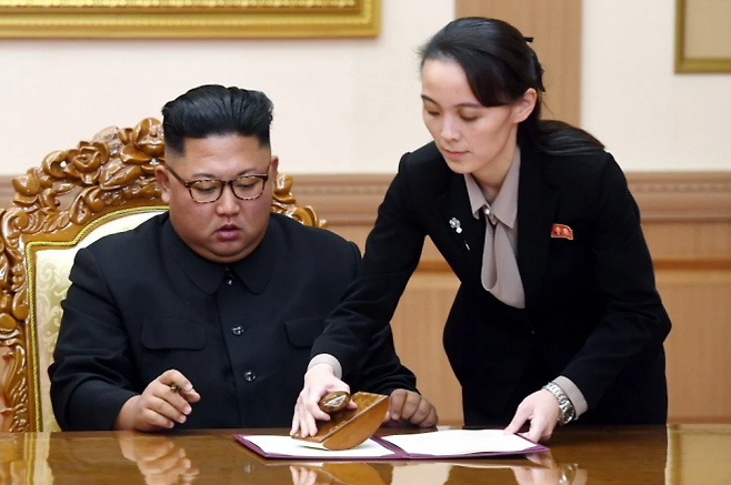 2018년 9월 19일 김정은 북한 국무위원장(왼쪽)과 그의 여동생인 김여정 북한 노동당 부부장. AP 연합뉴스