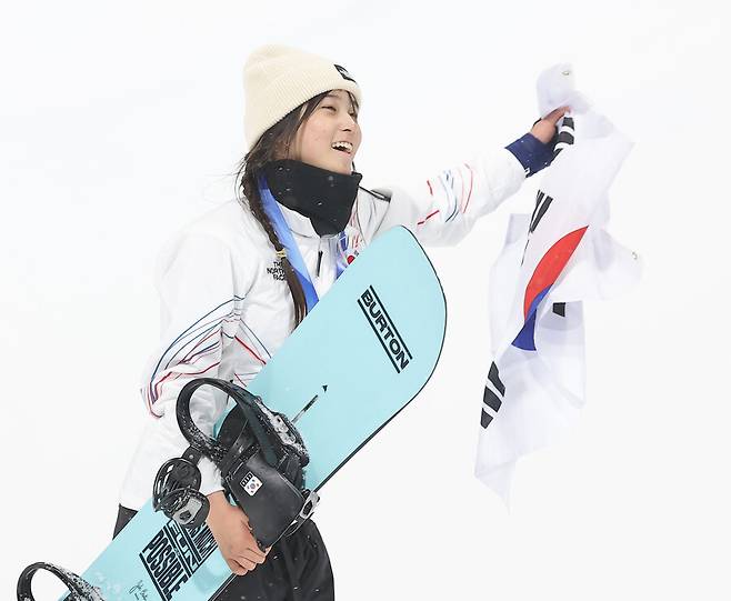 ▲ 2008년 11월생인 최가온은 만 17세 3개월의 나이로 올림픽 정상에 올랐다. 이는 2018년 평창 대회에서 클로이 김이 세웠던 이 종목 최연소 금메달 기록(17세 10개월)을 넘어서는 새로운 이정표다. ⓒ연합뉴스