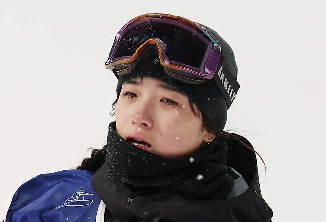 ▲ 이탈리아 리비뇨 스노파크에서 열린 2026 밀라노-코르티나담페초 동계올림픽 스노보드 여자 하프파이프 결승에서 최가온이 1차시기 실수한 뒤 눈물을 흘리고 있다. ⓒ연합뉴스