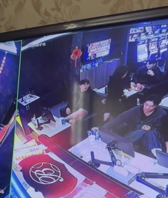 ▲ 롯데는 자체 입장문을 통해 “나승엽, 고승민, 김동혁, 김세민 선수가 해당 국가에서 불법으로 분류되어 있는 장소에 방문한 것을 확인했습니다”고 해당 사실을 인정하며 강력한 대응을 예고했다 ⓒ온라인 커뮤니티