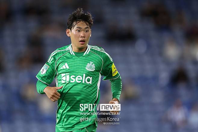 ▲ 한국 축구 팬들의 기대를 모으고 있는 2007년생 윙어 박승수가 아스톤 빌라와 FA컵 32강전 출전 명단에 이름을 올렸다. 뉴캐슬 U19와 U21에서 주로 뛰는 박승수는 최근 빌라 U21 상대로 골을 뽑아낸 힘을 바탕으로 1군 전력과 함께 움직였다. 다만 출전 기회는 오지 않았다.
