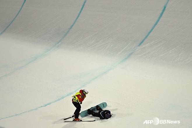 넘어진 최가온에게 의료진이 다가가 몸 상태를 살피고 있다. /AFPBBNews=뉴스1