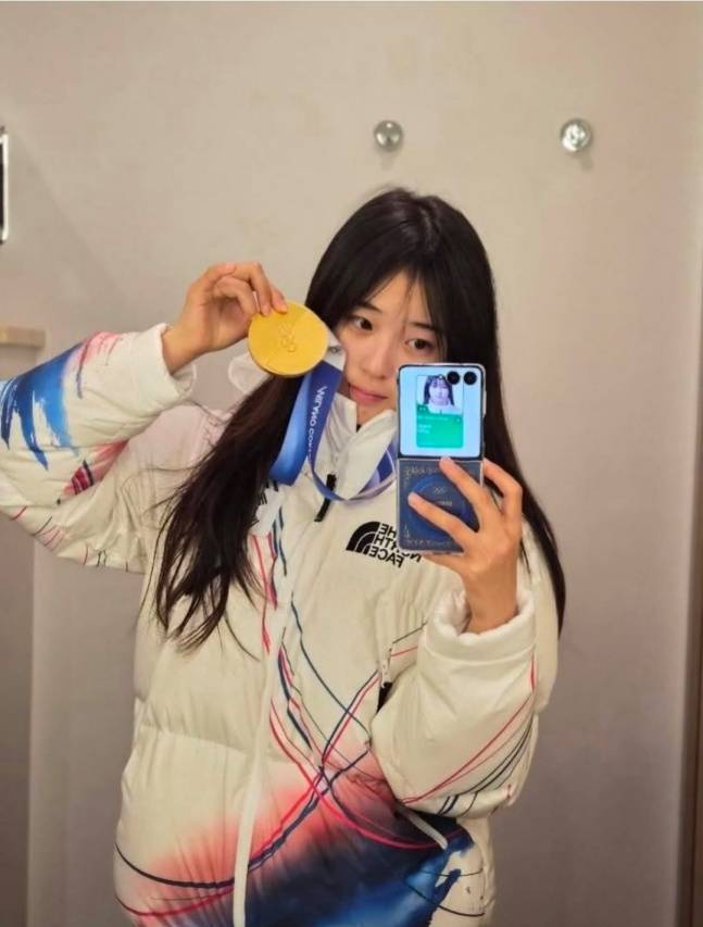 최가온이 2026 밀라노·코르티나담페초 동계올림픽 스노보드 여자 하프파이프 금메달을 들고 셀카를 찍고 있다. /사진=최가온 SNS 갈무리