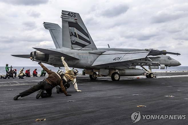 에이브러햄 링컨호에서 이륙하는 F-18E 슈퍼호넷 [EPA 연합뉴스 자료사진/미 해군 제공]
