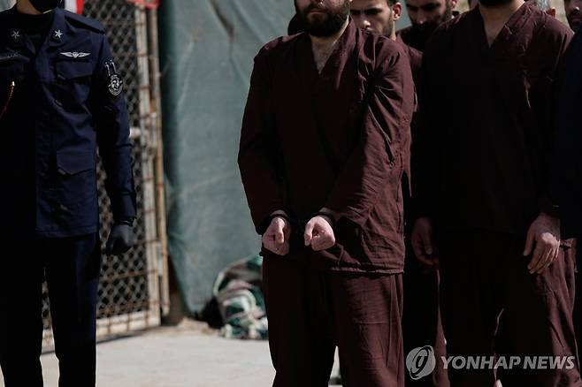 이란으로 이송된 IS 조직원 [AP 연합뉴스 자료사진]