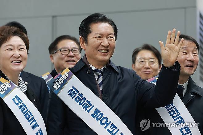 더불어민주당 용산역에서 귀성 인사 (서울=연합뉴스) 신현우 기자 = 더불어민주당 정청래 대표와 한병도 원내대표를 비롯한 지도부가 13일 서울 용산역에서 귀성 인사를 하고 있다. 2026.2.13 nowwego@yna.co.kr